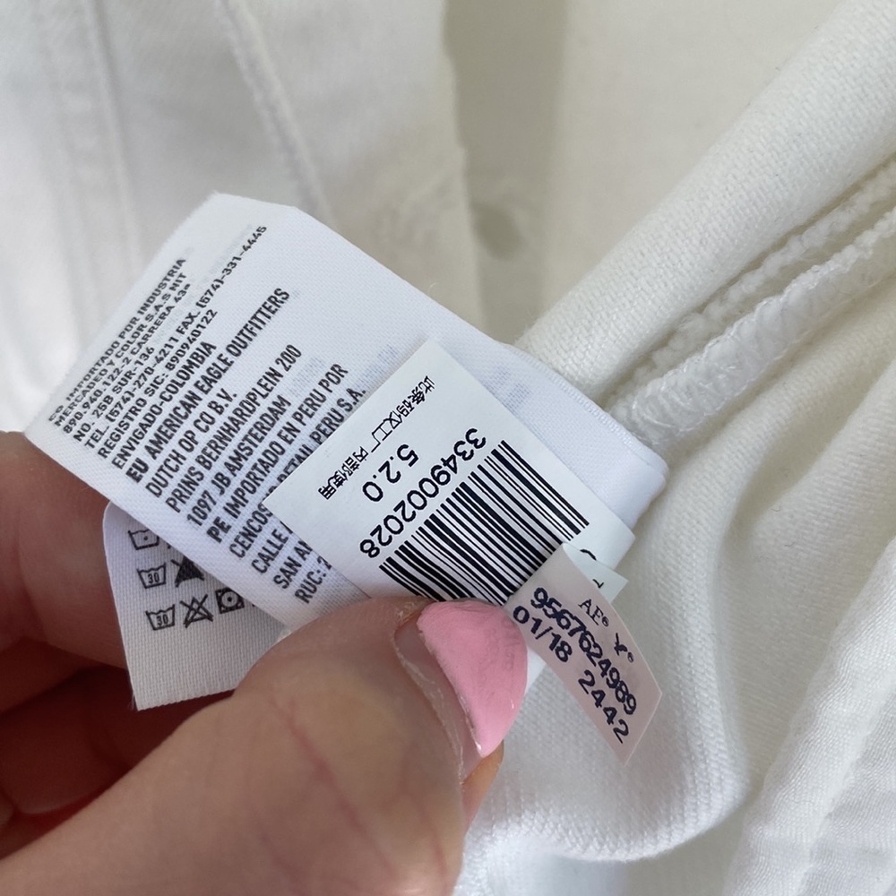 NWT American Eagle Outfitters | White Distressed Denim Jacket | Perfect Conditio - Picture 8 of 10